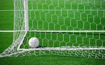 На Камчатке футбольные ворота упали на голову ребенка – у школьника открытая рана и сотрясение